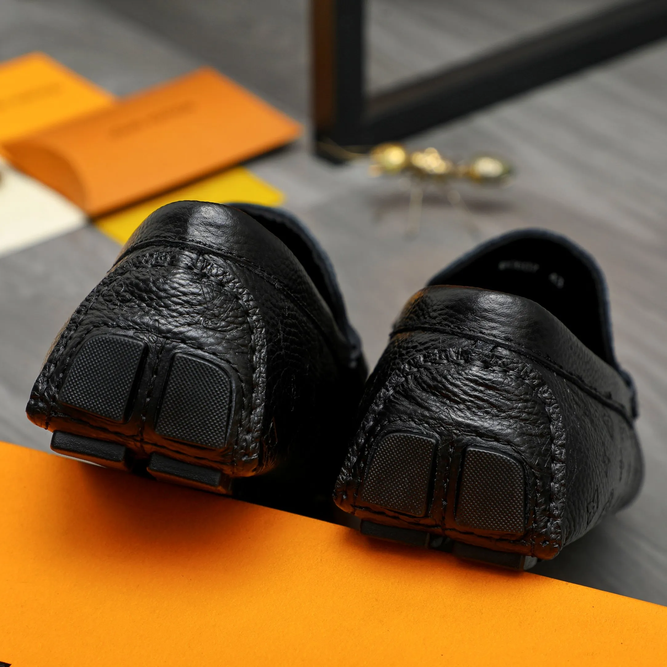 Men's shoes 💰p420 Product trademark: LV (Louis Vuitton) casual slip-on men's shoes Regular size: 38-44 Product material: Selected pebbled cowhide embossed upper, sheepskin lining, rubber outsole